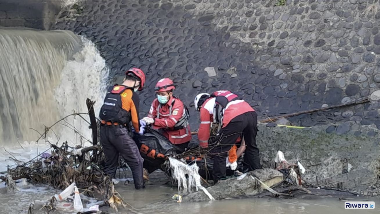 SAR gabungan mengevakuasi jasad salah satu atlet dayung yang terseret arus Sungai Laes Pemalang